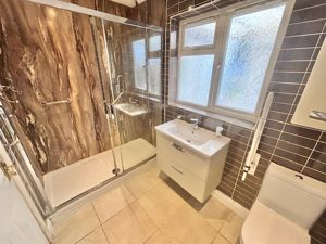 Shower room- click for photo gallery